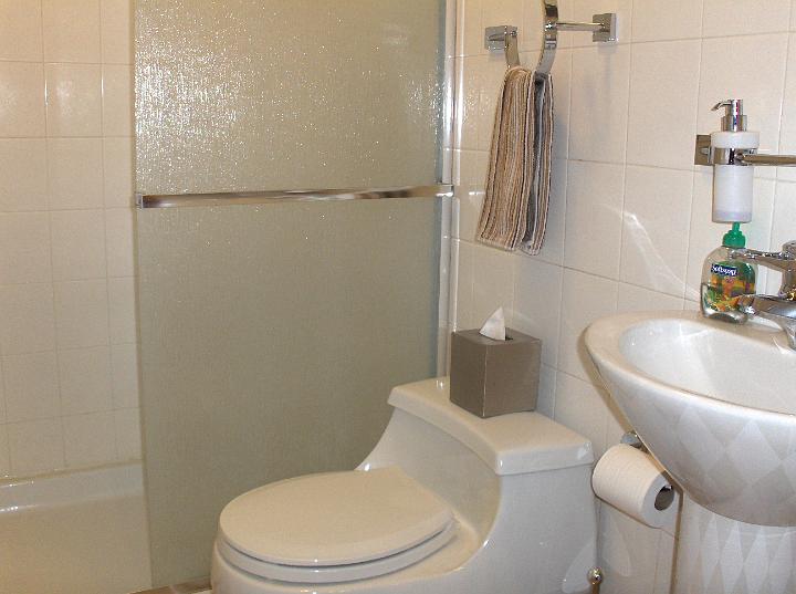 Bathroom3.JPG - Full bathroom #3 on the first floor